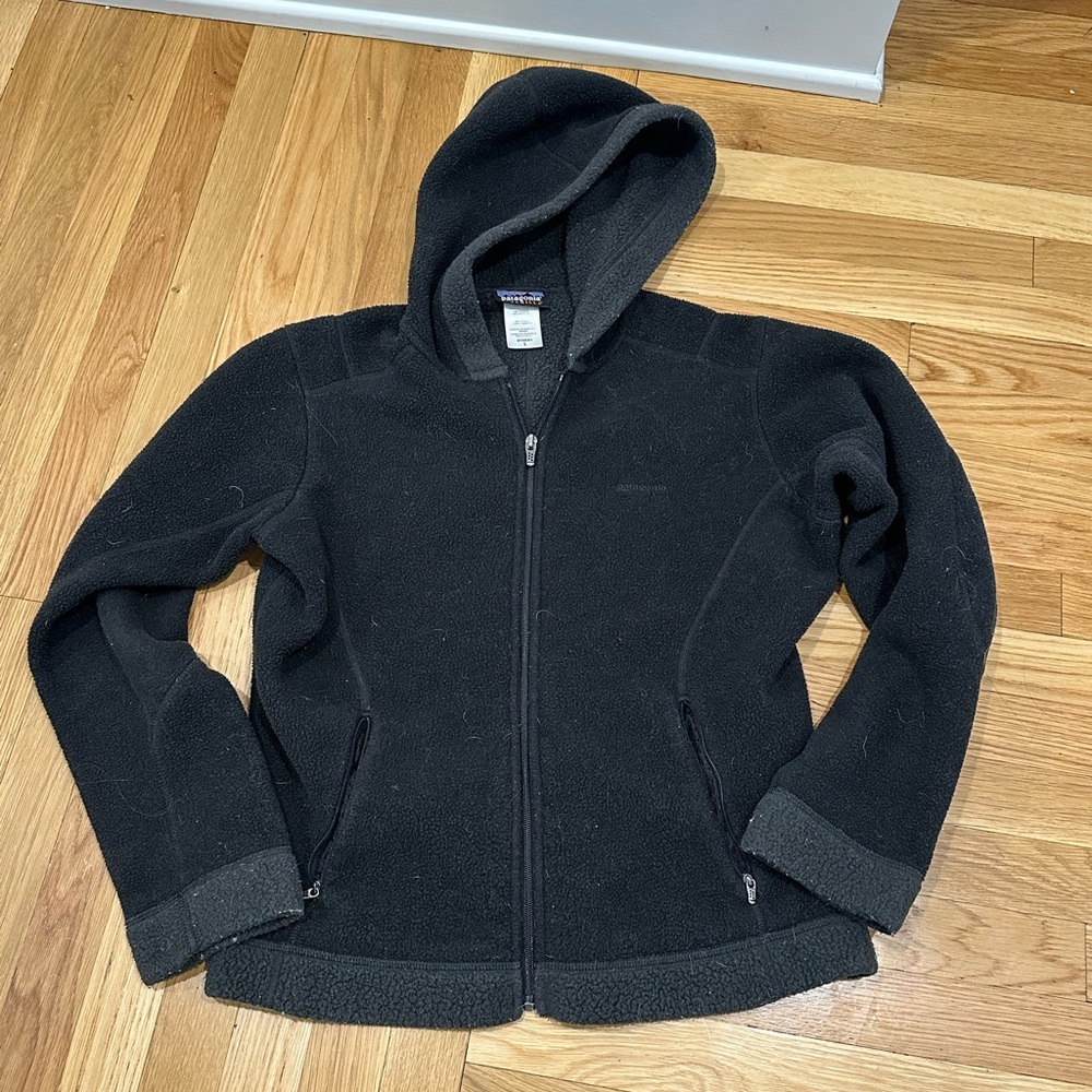 Patagonia Synchilla Women’s  Black Hooded Fleece Jacket with Grey Cuffs